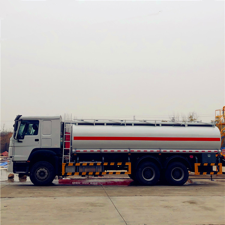 Sinotruk 20m3 Olieleverancier Truck 6*4 6000 Gallon Fuel Truck Te koop