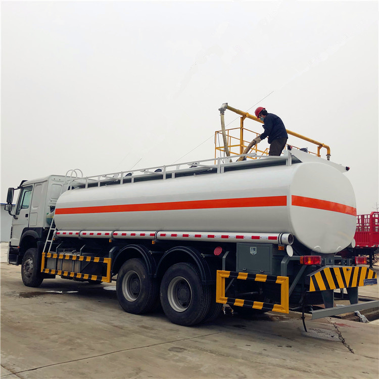 Sinotruk 20m3 Olieleverancier Truck 6*4 6000 Gallon Fuel Truck Te koop