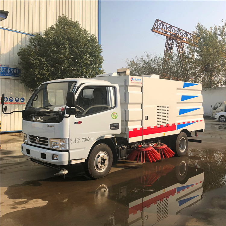 Dongfeng wegschoonmaaktruck 5000 liter vacuüm kleine straatveger truck