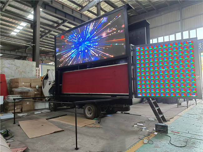 16ft 220V Mobile LED Display Truck 3 Sides P4 Digital LED Truck met schermopheffing