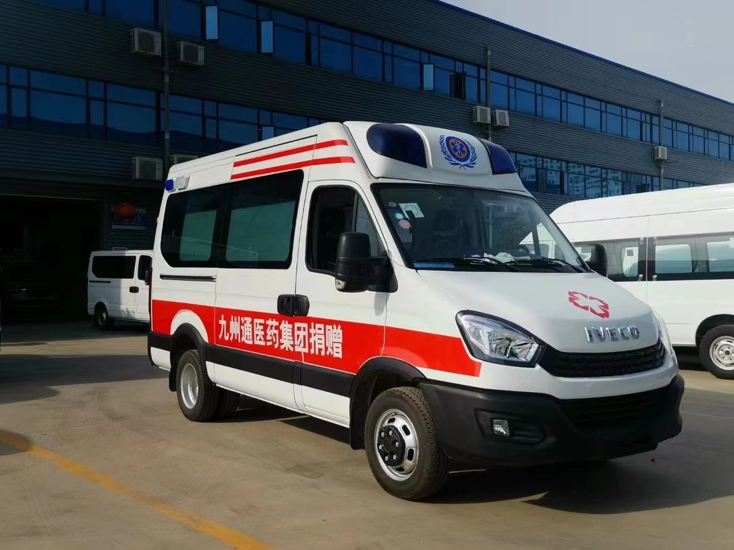 Ambulance met algemene afmetingen 5670 X 2011 X 2790 en bruto gewicht ongeveer X 4000