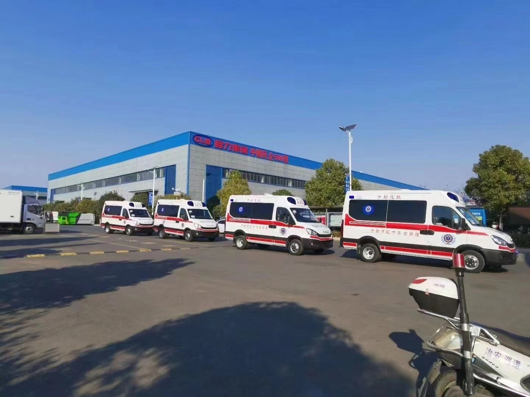 Ambulance met algemene afmetingen 5670 X 2011 X 2790 en bruto gewicht ongeveer X 4000