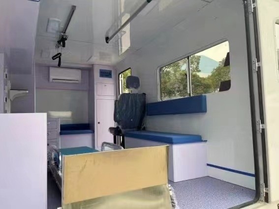 130 km/u ziekenhuis ICU voertuig IVECO transport ambulance voor spoedeisende medische diensten