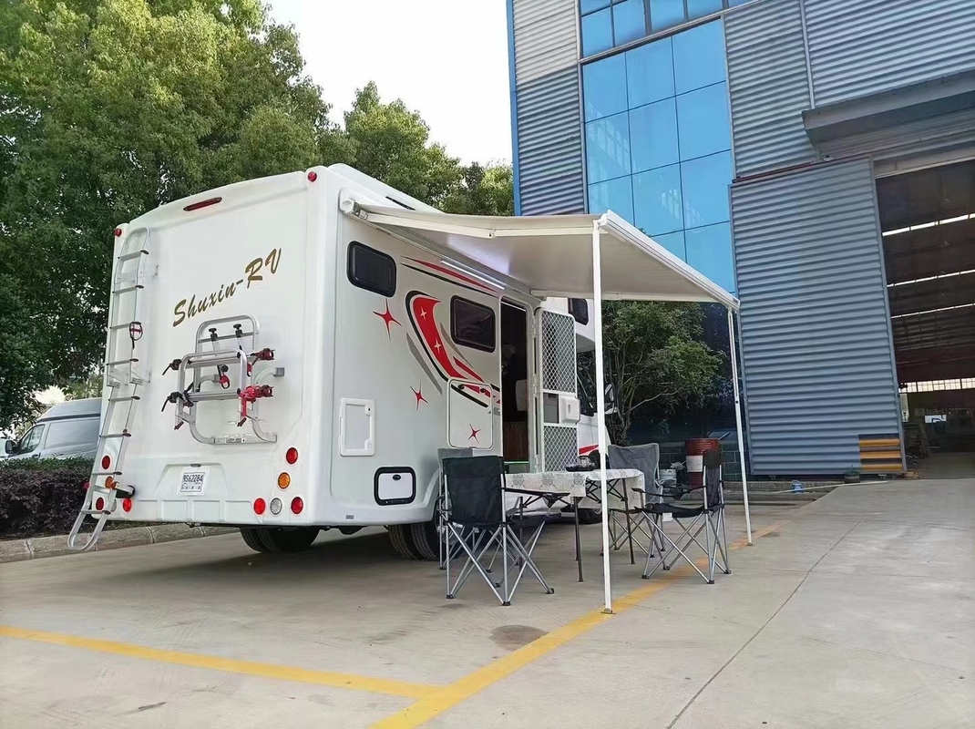Reisauto RV camper camper naakt met was door Roro schip of bulk schip
