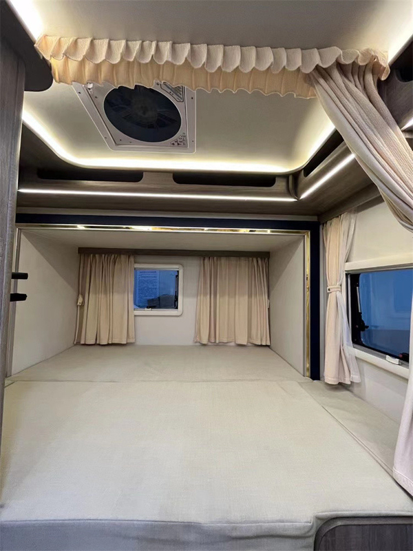 Reisauto RV camper camper naakt met was door Roro schip of bulk schip