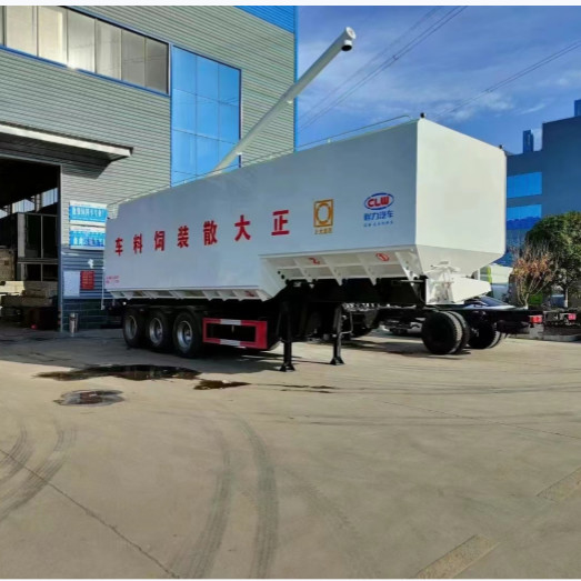 Maximale snelheid 90 Km/h Semi-trailer Bulk Feed Truck Efficiëntie 7700*2500*3550mm