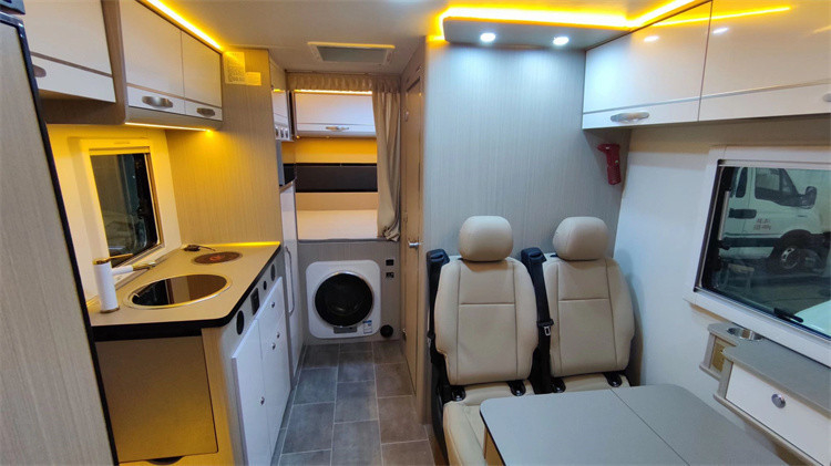Mobiele Touring Truck RV Caravan Van Met 190 pk motor Maximale lading 7042 kg