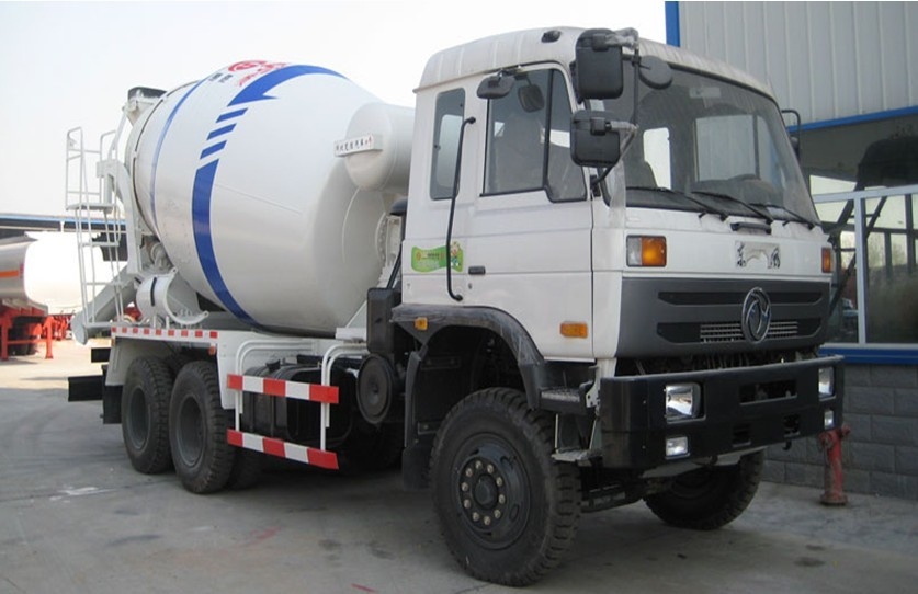 10m3 betonnen cementwagen met linkse stuur en 12.00R20 staaldraadband