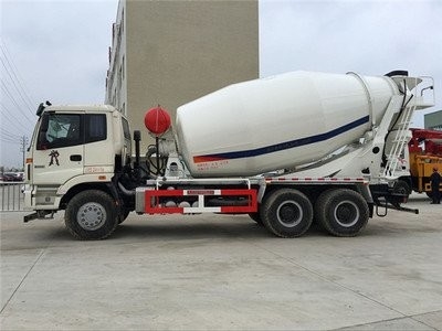10m3 betonnen cementwagen met linkse stuur en 12.00R20 staaldraadband