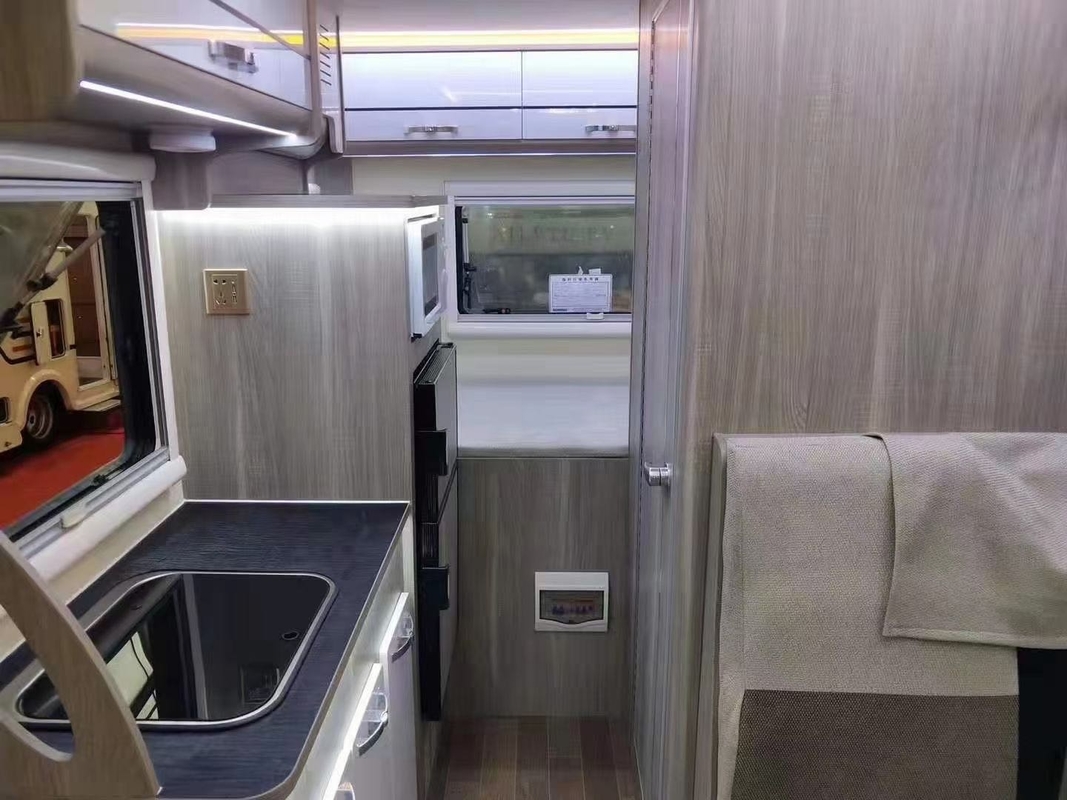 Caravan van de Kampeerautovan automatic transmission 4*2 Motorhome rv van Yuejinfoton de Openlucht