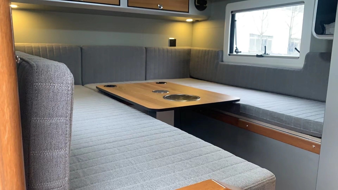 De witte Kleine Off Road-Slaapkamers van de Kampeerautocaravan 1500kg 2 voor het Openluchtfamilie Reizen