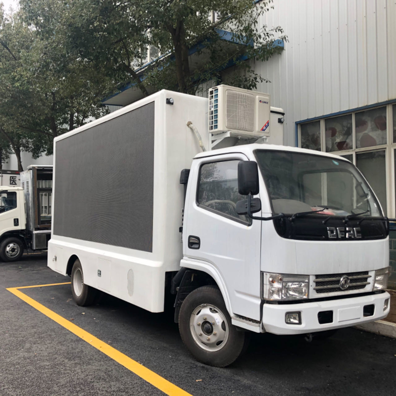 Dongfeng 4x2 led mobiele vrachtwagen met lichtdoos bedekt met glas en buiten LED-scherm voor reclame